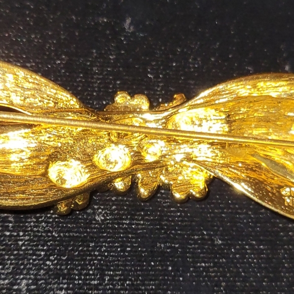 VINTAGE NOLAN MILLER GOLD TONE FLORAL PAVE MULTICOLORED BOW CRYSTAL BROOCH - Picture 5 of 6